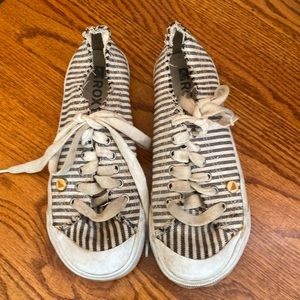 Roxy sneakers
